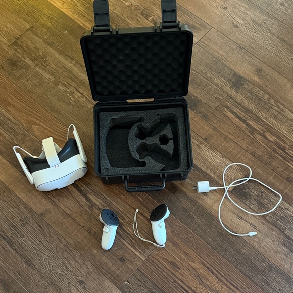 Meta 3 VR Headset with Controllers, charger & hard carrying case. - Picture 2 of 8